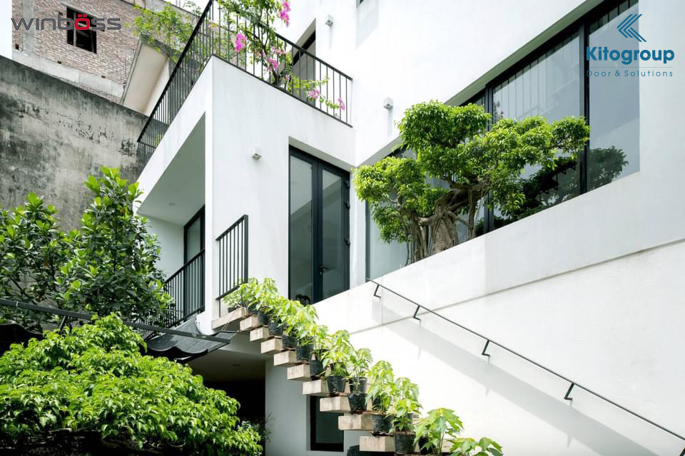 Cửa nhôm tiêu chuẩn Châu Âu kết hợp cùng phụ kiện Cmech – giải pháp cửa nhôm cho biệt thự hiện đại_6216f211ddd6f.jpeg